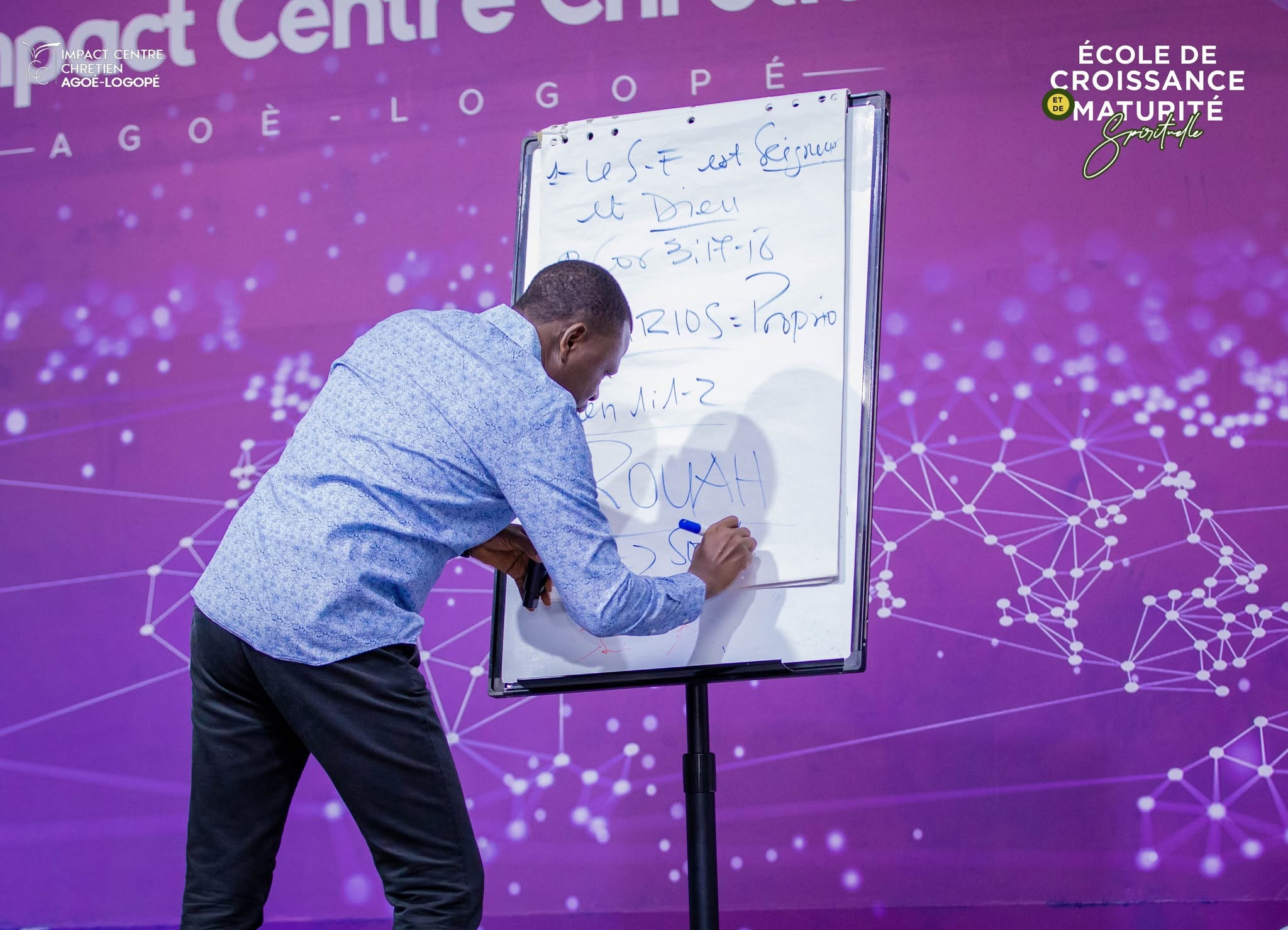 École de Croissance et de Maturité Spirituelle — enseignement au tableau à ICC Agoè-Logopé.
